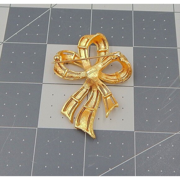 Napier Gold Tone Textured Open Outline Ribbon Bow Costume Brooch Faux Pearl - Picture 2 of 5